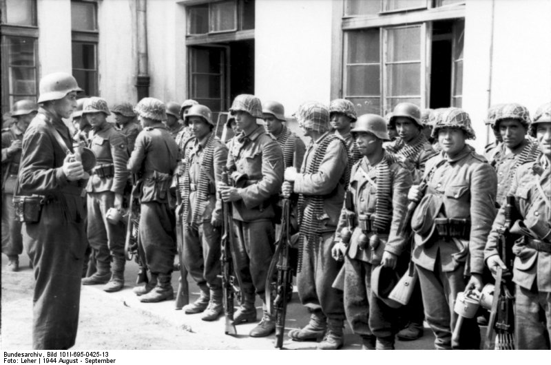 Солдаты 111-го азербайджанского пехотного полка, участвовавшего в подавлении восстания. Август 1944 года