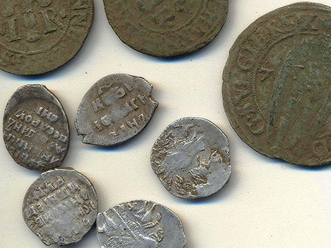 Старинные монеты, найденные 4 мая 2013 года близ Йыхви. Найденный клад состоит, по первоначальной оценке, из русских проволочных копеек и шведских мелких денег. Автор фото: Маури Киудсоо.